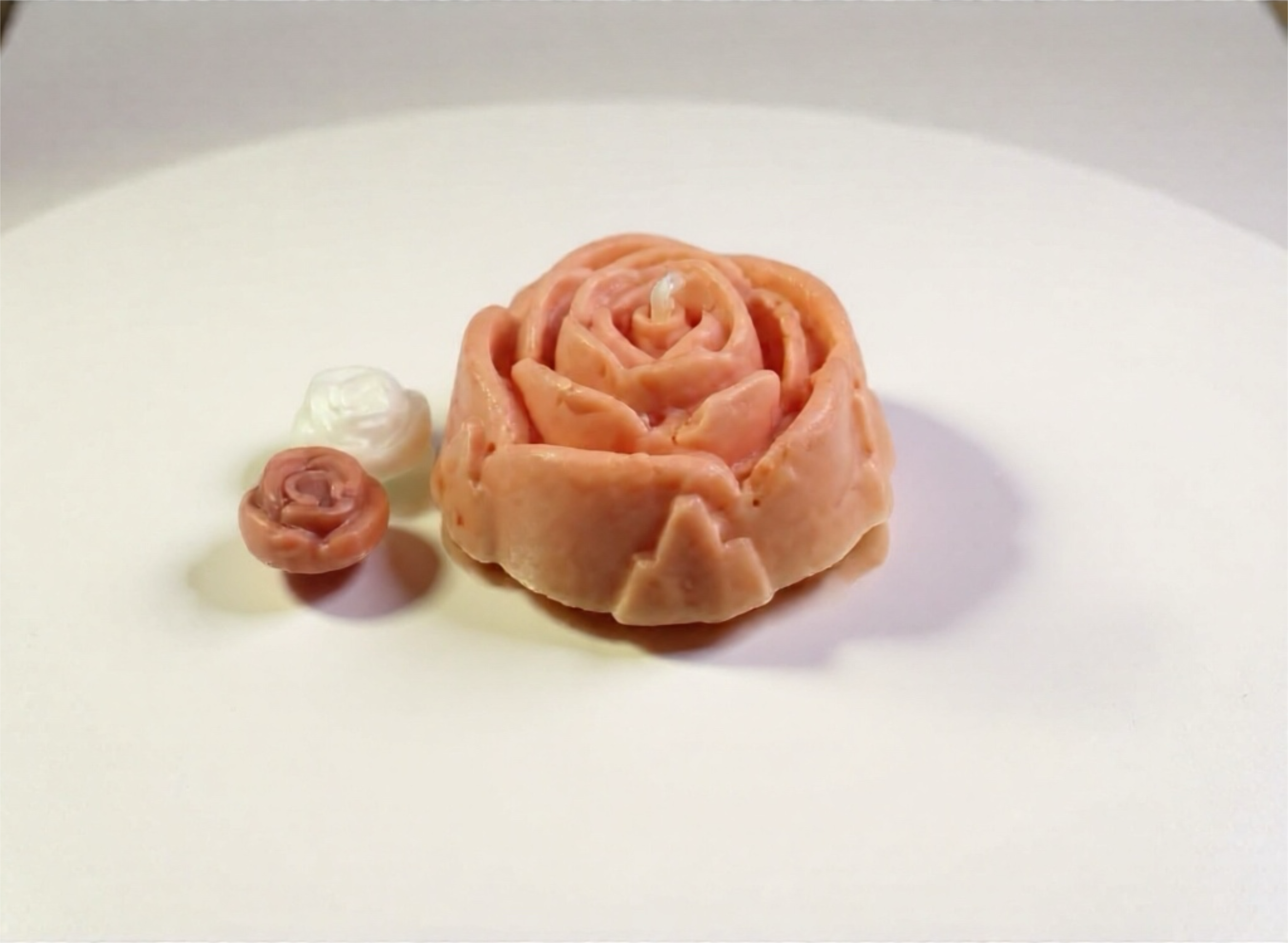 Rose shaped sweet pea scented candle