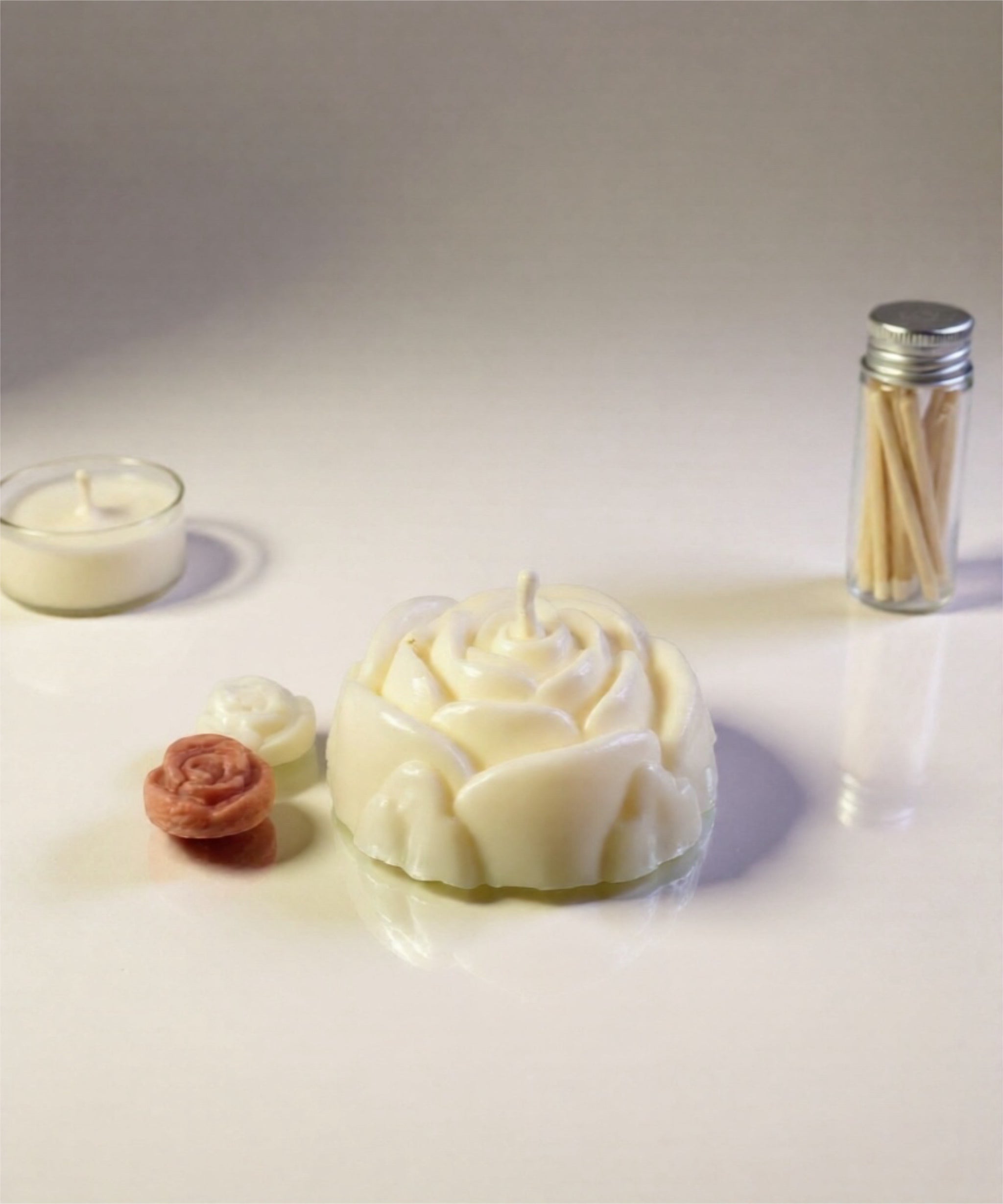 Rose shaped sweet pea scented candle